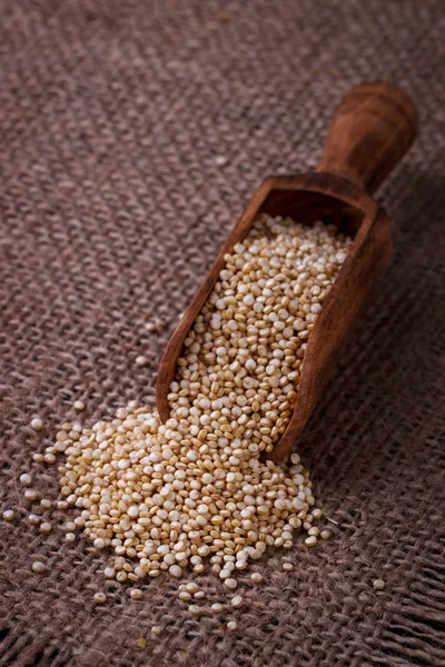 Tahta kaşık masada, closeup beyaz quinoa tohumları