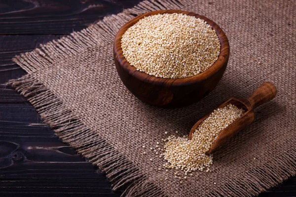 Beyaz quinoa tohumları masada, closeup ahşap kase