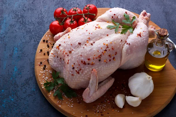 Sebze ve baharat pişirmeye hazır çiğ tavuk