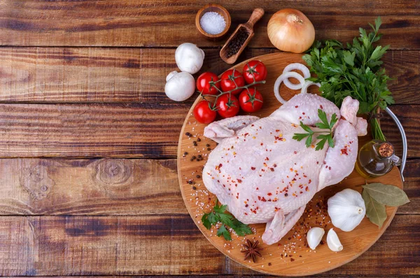 Sebze ve baharat pişirmeye hazır çiğ tavuk