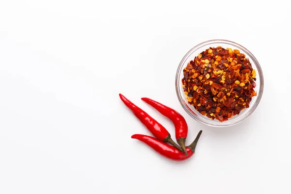 Taze kırmızı biber ve pul ile kopya alanı, beyaz arka plan üzerinde görüntülemek yukarıdan
