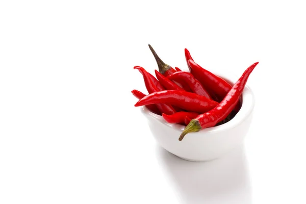 Taze kırmızı biber ile kopya alanı, beyaz arka plan üzerinde görüntülemek yukarıdan