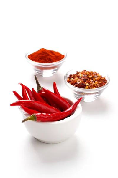 Yukarıdan taze kırmızı biber, pul ve toz ile kopya alanı, beyaz arka plan üzerinde göster