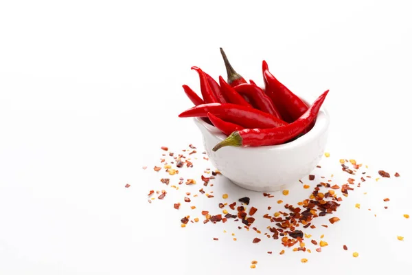 Taze kırmızı biber ve kuru pul ile kopya alanı, beyaz arka plan üzerinde görüntülemek yukarıdan