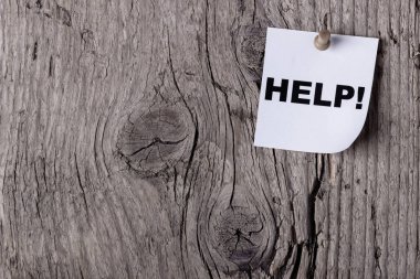 Bir kelime kağıt üzerinde yazılı yardım ahşap panosuna iğnelenmiş