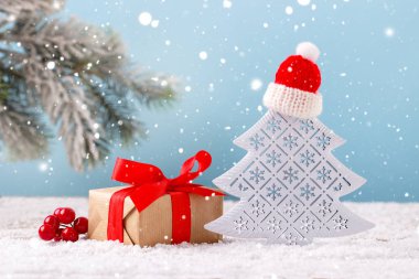 Kar mavi arka plan tatil kartı şapka ile kış sahne hediye kutusu süsleme Noel ağacı