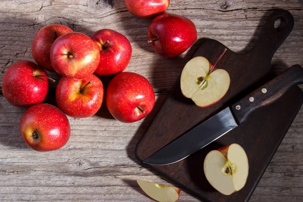 Rustik ahşap tableclose kopya yer üzerinde kırmızı sonbahar elma
