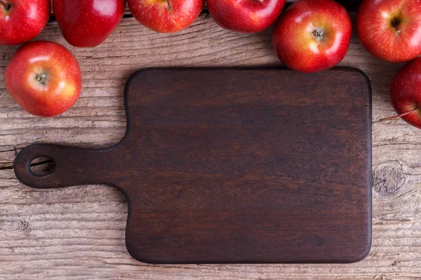 Kırmızı sonbahar elma kopya alanı yukarı rustik ahşap tableclose üzerinde göster