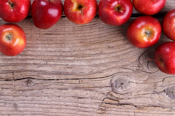 Kırmızı sonbahar elma kopya alanı yukarı rustik ahşap tableclose üzerinde göster