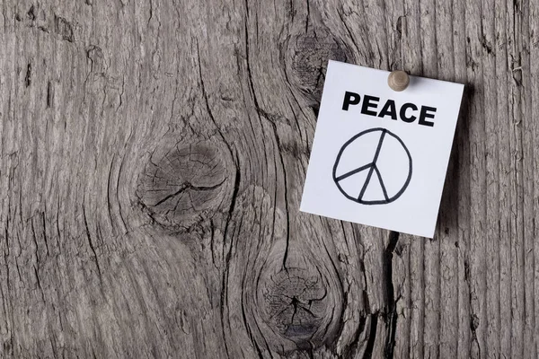 Ahşap duvara sabitlenmiş. barış işareti