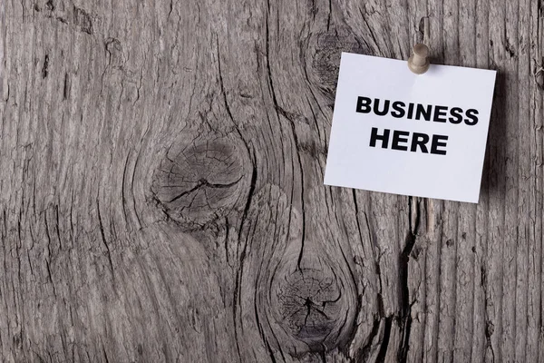 Burada kağıt üzerinde yazılı iş ahşap panosuna iğnelenmiş