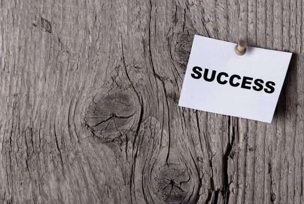 Bir kelime kağıt üzerinde yazılı başarı ahşap panosuna iğnelenmiş