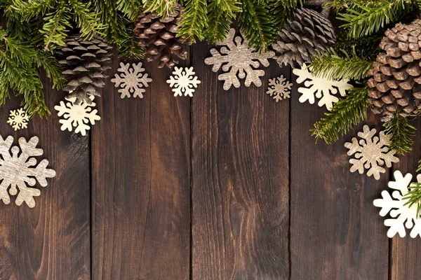 Kış tatilleri kart köknar ağacı dalı ve kar pul koyu ahşap arka plan Christmas veya yeni yıl ile