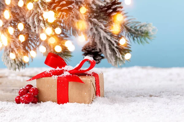 Kış sahne hediye kutusu ile kar mavi arka plan Noel şapkası kırmızı kurdele ya da yeni yıl