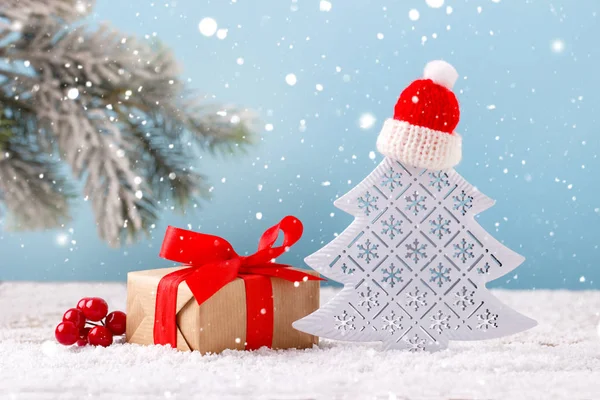 Kar mavi arka plan tatil kartı şapka ile kış sahne hediye kutusu süsleme Noel ağacı
