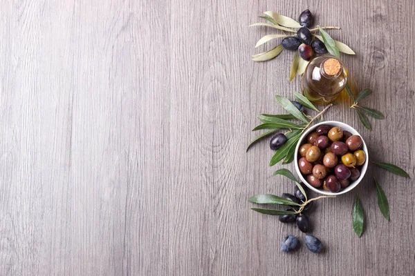 Yeşil ve siyah zeytin ve gri arka plan kopya alanı üzerine Marine