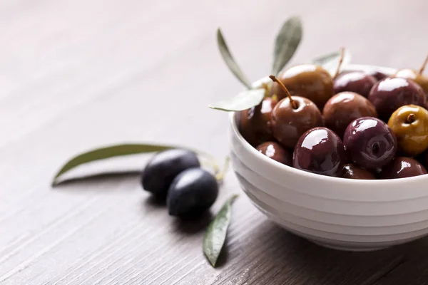 Yeşil ve siyah zeytin ve gri arka plan kopya alanı üzerine Marine