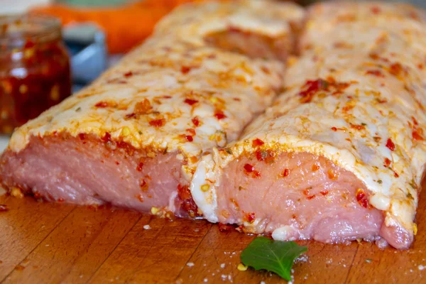 Mięso Surowe Wieprzowe Przyprawami Filet Cięcia Pokładzie — Zdjęcie stockowe