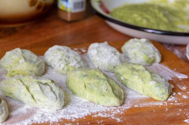 patates, yumurta ve un masaya pişirme sürecinde, ile beşamel sos-a yeşil ıspanak yemek