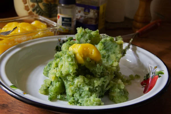 Espinacas Ralladas Con Patatas Hervidas Mantequilla Derretida Mesa Cocina —  Fotos de Stock