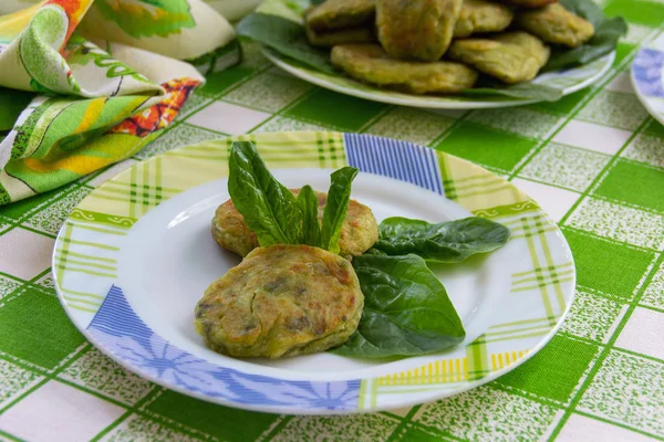 Costeletas Verdes Prato Espinafre Com Ovo Batata Farinha Juntamente Com — Fotografia de Stock