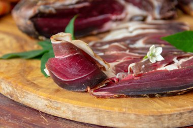 Kurutulmuş karaca et makro üzerinde bir kesme tahtası, parçalar halinde kesilmiş