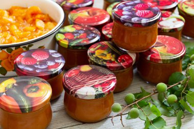 evde hazırlık sürecinin taze kayısı reçelli cam kavanoz