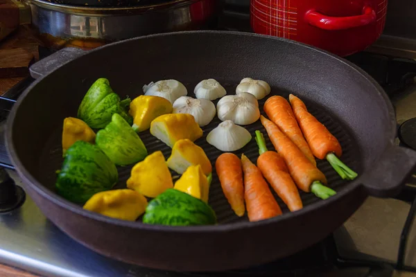 开胃新鲜切成块的蔬菜在煎锅里 — 图库照片