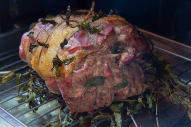 taze nane, dize, kuzu jambon ile bağlı ile pişmiş