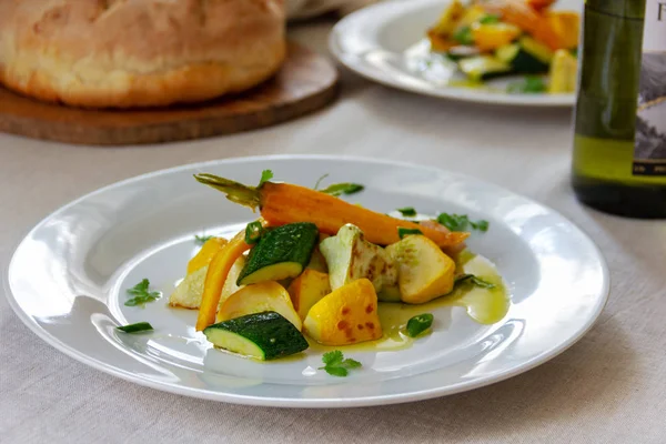 Gemüseeintopf Harlekin Auf Einem Teller Auf Dem Esstisch — Stockfoto
