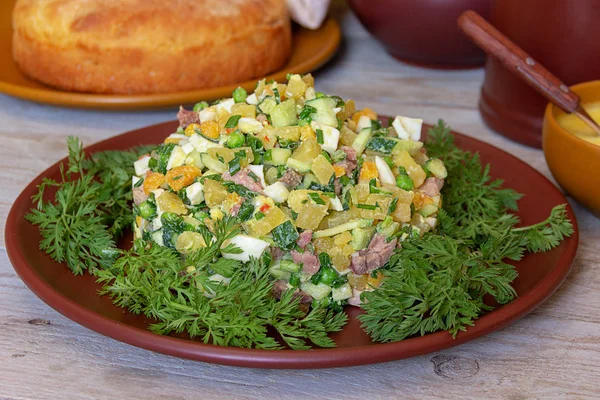 Salat Russischer Großaufnahme Auf Einem Holztisch — Stockfoto