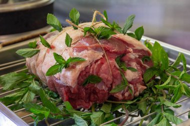 pişirme için hazırlanmış çiğ et parçası