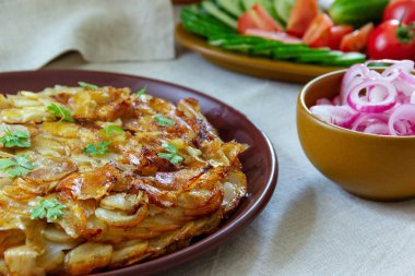 patates kızartması closeup ve masanın üzerine soğan turşusu