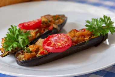 bir tabakta sebze Patlıcan dolması