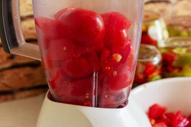 domates suyu evde bir karıştırıcıda hazırlanması