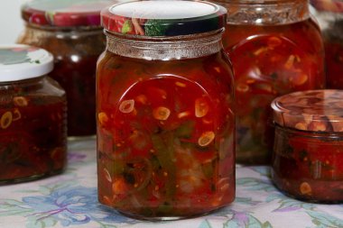 Kavanozların içinde çeşitli Turşu sebze