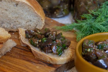 bir parça ekmek, bir kesme tahtası üzerinde mutfakta patlıcan, yakın çekim