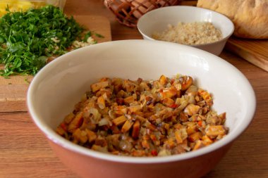 Mutfakta bir tabak kızarmış yağlı mantar