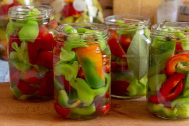 cam kavanoz içinde temiz bir şekilde yıkanmış ve dilimlenmiş tatlı biber