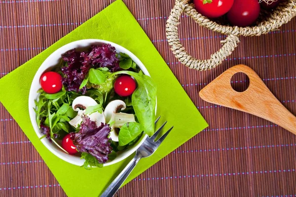 Tablo Üstten Görünüm Organik Malzemelerle Yapılan Taze Salata — Stok fotoğraf