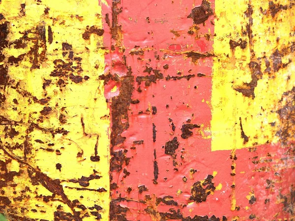 Gelbe Und Rote Farbe Die Eine Rostige Oberfläche Abblättert — Stockfoto