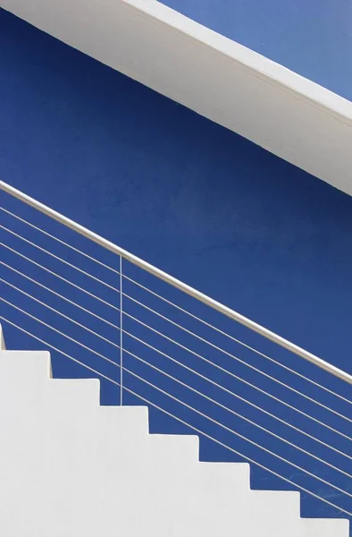 Λευκό Βήματα Μπροστά Από Μπλε Τοίχο Πλήρης Εικόνα Καρέ — Φωτογραφία Αρχείου