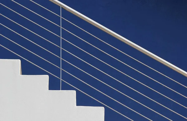 Белые Шаги Перед Синей Стеной Полный Кадр Изображения — стоковое фото