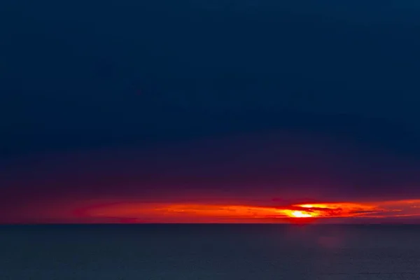 Sonnenuntergang Dunklen Himmel Rote Orangefarbene Sonnenuntergangslinie — Stockfoto