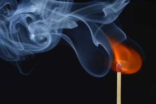 Lit Matchstick Com Chama Fumaça Fundo Preto — Fotografia de Stock