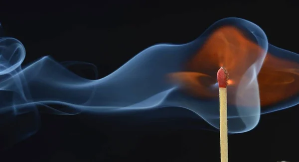 Zündholzstäbchen Mit Flamme Und Rauch Auf Schwarzem Hintergrund — Stockfoto