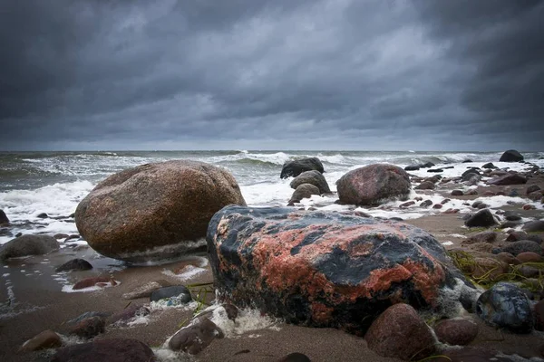 Stenen Rotsen Aan Strand Van Oostzee Met Storm Sky — Stockfoto