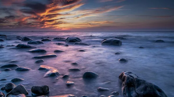 Rgen 日落海滩上的海和岩石长期暴露 — 图库照片