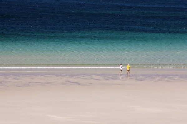 Люди Наслаждаются Пляжем Уайт Сэндс Сентоне Корнуолл Англия Великобритания Европа — стоковое фото