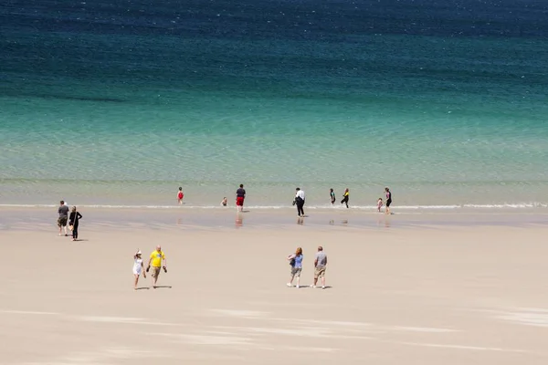 Люди Наслаждаются Пляжем Уайт Сэндс Сентоне Корнуолл Англия Великобритания Европа — стоковое фото